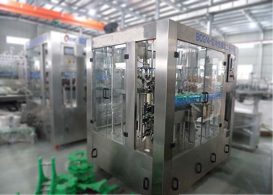 China Sprankelend Drankflessenvullen dat en Etiketteringsmachine, Automatisch Water dat en het Afdekken Machine vult afdekt leverancier